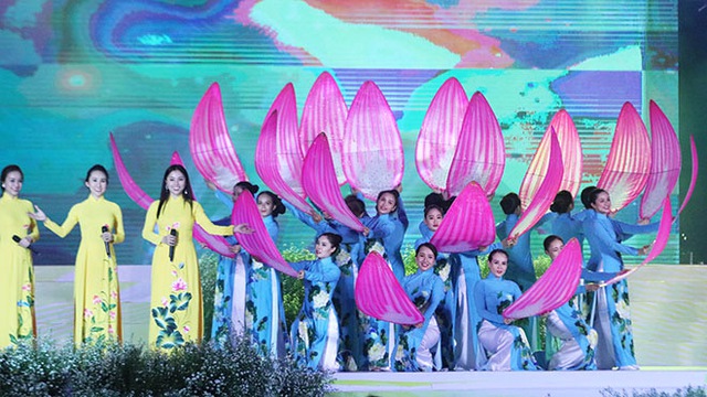 Rực rỡ sắc màu “Duyên dáng Áo dài 2026”: Khi người lao động là đại sứ văn hóa - Ảnh 2.