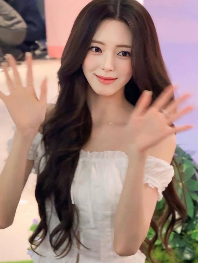 3 triệu người thổn thức với mỹ nh&acirc;n 2k3 buộc t&oacute;c trong TTTM, v&oacute;c d&aacute;ng n&agrave;y l&agrave; "th&aacute;nh body" cũng kh&ocirc;ng sai- Ảnh 4.