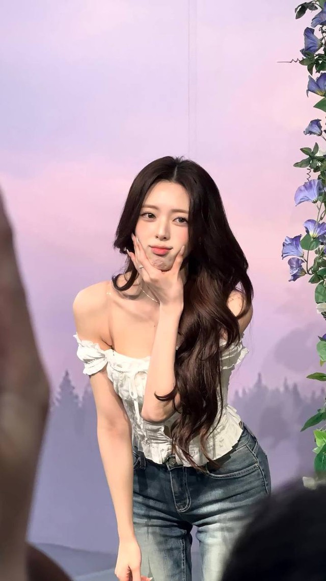 3 triệu người thổn thức với mỹ nh&acirc;n 2k3 buộc t&oacute;c trong TTTM, v&oacute;c d&aacute;ng n&agrave;y l&agrave; "th&aacute;nh body" cũng kh&ocirc;ng sai- Ảnh 5.