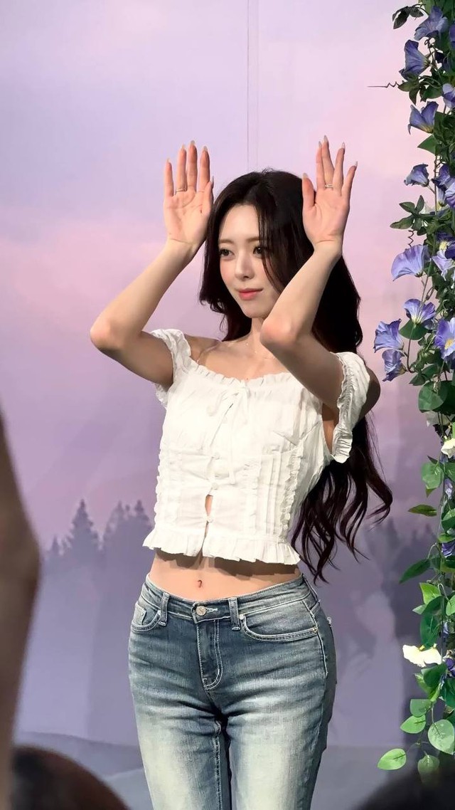 3 triệu người thổn thức với mỹ nh&acirc;n 2k3 buộc t&oacute;c trong TTTM, v&oacute;c d&aacute;ng n&agrave;y l&agrave; "th&aacute;nh body" cũng kh&ocirc;ng sai- Ảnh 2.