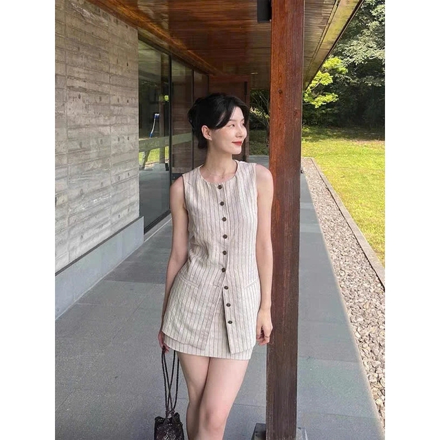 Không cần đồ đắt tiền vẫn toát lên khí chất “old money”: Chỉ cần áo gile đen + váy trắng là đủ - Ảnh 10.