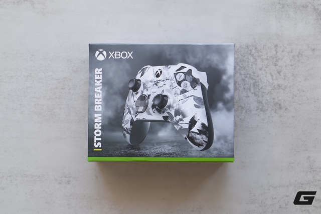 Tr&ecirc;n tay Xbox Storm Breaker Special Edition: chiến binh &ldquo;hắc bạch&rdquo; gi&uacute;p g&oacute;c gaming trở n&ecirc;n nổi bật hơn - Ảnh 1.