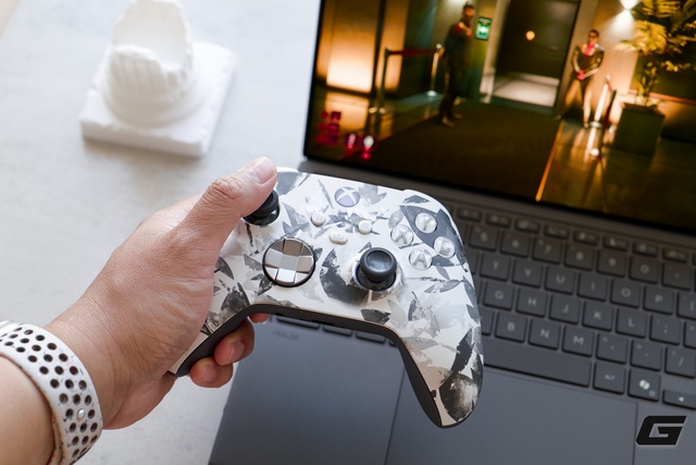 Tr&ecirc;n tay Xbox Storm Breaker Special Edition: chiến binh &ldquo;hắc bạch&rdquo; gi&uacute;p g&oacute;c gaming trở n&ecirc;n nổi bật hơn - Ảnh 14.