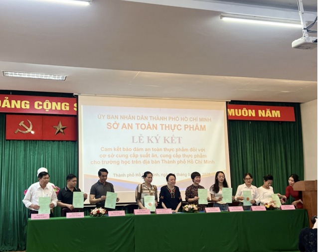 Bữa ăn học đường tại Th&agrave;nh phố Hồ Ch&iacute; Minh: Lỗ hổng từ quy tr&igrave;nh v&agrave; b&agrave;i to&aacute;n tr&aacute;ch nhiệm - Ảnh 1.