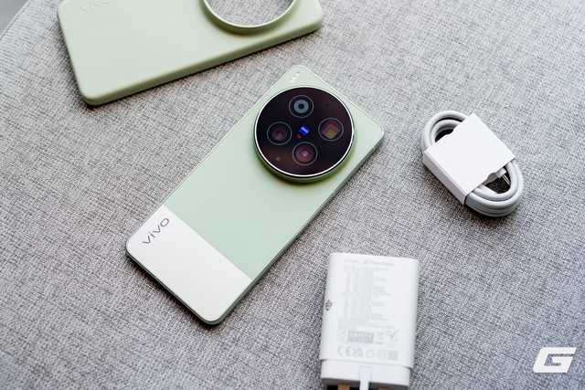 Cận cảnh vivo X300 Ultra ch&iacute;nh h&atilde;ng tại Việt Nam: &ldquo;Tr&ugrave;m cuối&rdquo; camera th&igrave; c&oacute; g&igrave; kh&aacute;c biệt? - Ảnh 1.