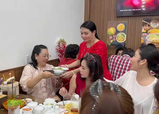 Nam NSƯT mở nhà hàng tại TP.HCM, đàn em: "Tôi được thuê tới làm nhân viên bưng bê"- Ảnh 1. Nam NSƯT mở nhà hàng tại TP.HCM, đàn em: "Tôi được thuê tới làm nhân viên bưng bê"- Ảnh 1.