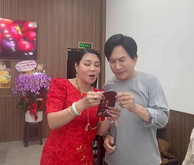 Nam NSƯT mở nhà hàng tại TP.HCM, đàn em: "Tôi được thuê tới làm nhân viên bưng bê"- Ảnh 2. Nam NSƯT mở nhà hàng tại TP.HCM, đàn em: "Tôi được thuê tới làm nhân viên bưng bê"- Ảnh 2.