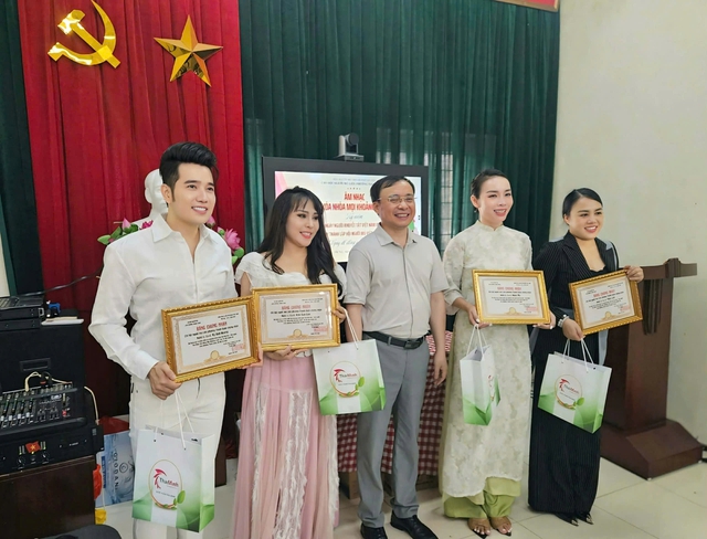 &Acirc;m nhạc x&oacute;a nh&ograve;a mọi khoảng c&aacute;ch - Những t&acirc;m hồn s&aacute;ng m&atilde;i giữa kh&ocirc;ng gian "trải nghiệm b&oacute;ng tối" - Ảnh 1.