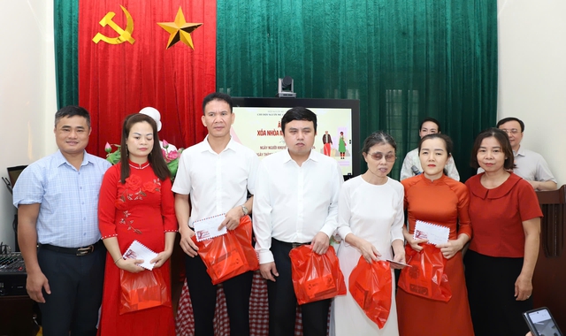 &Acirc;m nhạc x&oacute;a nh&ograve;a mọi khoảng c&aacute;ch - Những t&acirc;m hồn s&aacute;ng m&atilde;i giữa kh&ocirc;ng gian "trải nghiệm b&oacute;ng tối" - Ảnh 2.