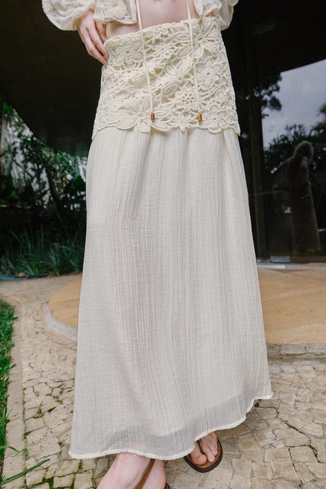 V&aacute;y th&ocirc; trắng ch&iacute;nh l&agrave; &ldquo;chiếc v&aacute;y quốc d&acirc;n&rdquo; h&egrave; 2026, mặc kiểu g&igrave; cũng ra kh&iacute; chất sang xịn- Ảnh 8.