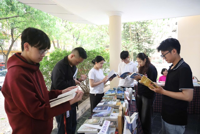 Tọa đ&agrave;m v&agrave; triển l&atilde;m s&aacute;ch tại Thư viện Viện H&agrave;n l&acirc;m, H&agrave; Nội - Ảnh 4.