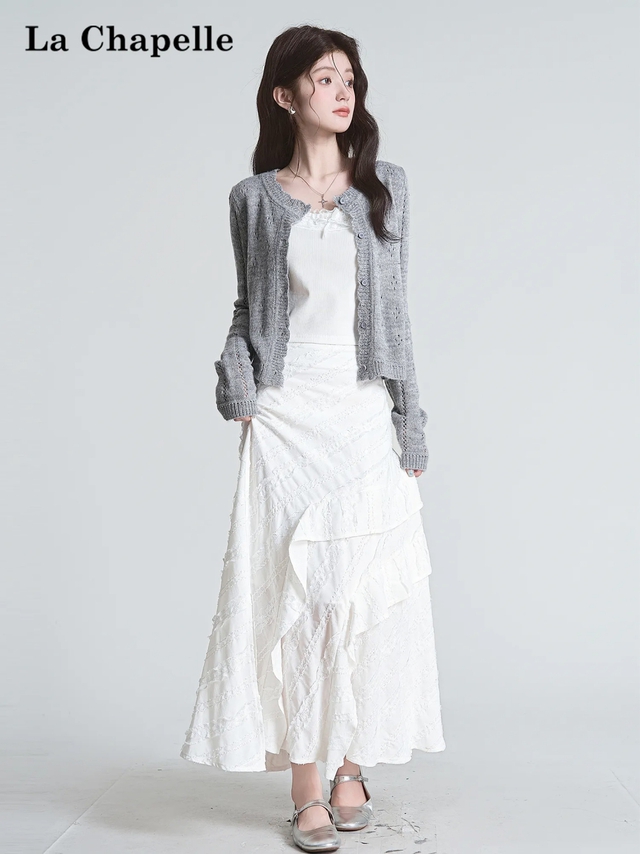 V&aacute;y th&ocirc; trắng ch&iacute;nh l&agrave; &ldquo;chiếc v&aacute;y quốc d&acirc;n&rdquo; h&egrave; 2026, mặc kiểu g&igrave; cũng ra kh&iacute; chất sang xịn- Ảnh 7.