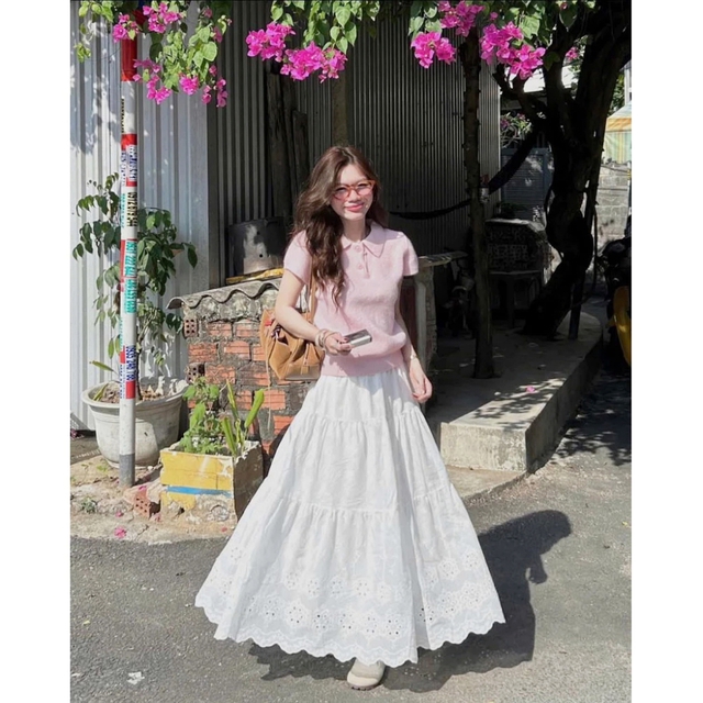 V&aacute;y th&ocirc; trắng ch&iacute;nh l&agrave; &ldquo;chiếc v&aacute;y quốc d&acirc;n&rdquo; h&egrave; 2026, mặc kiểu g&igrave; cũng ra kh&iacute; chất sang xịn- Ảnh 6.