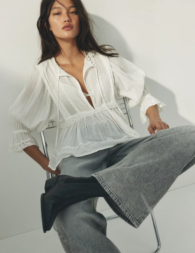 Kh&ocirc;ng cộp m&aacute;c "b&aacute;nh b&egrave;o": &Aacute;o ren b&egrave;o nh&uacute;n h&egrave; 2026 được mặc theo c&aacute;ch tinh tế v&agrave; c&oacute; gu hơn bao giờ hết- Ảnh 9.