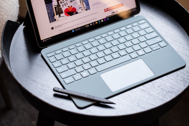 Microsoft làm điều tệ nhất ngay thời điểm xấu nhất, đứng nhìn Apple dùng... rác để định đoạt cuộc chơi - Ảnh 2.