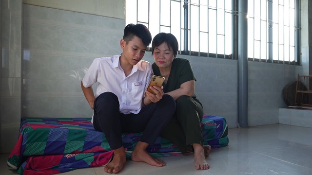 Nam NSƯT bật kh&oacute;c tr&ecirc;n truyền h&igrave;nh- Ảnh 1.