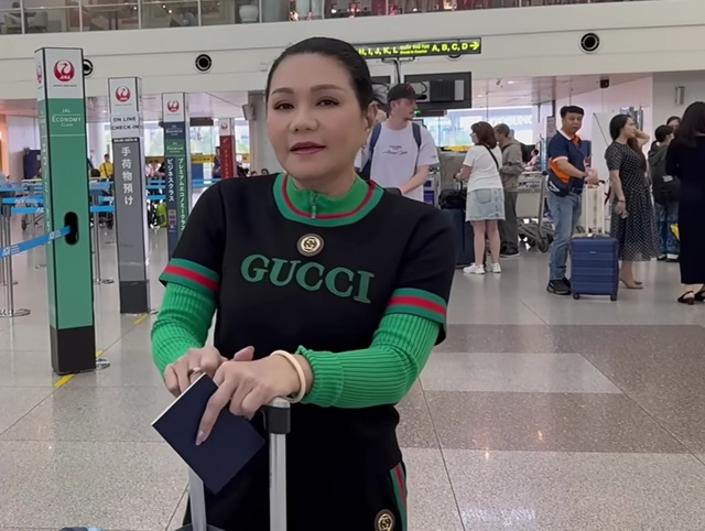 Nữ NSƯT x&aacute;ch vali bay về Mỹ, hứa 1 việc - Ảnh 2.