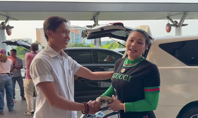 Nữ NSƯT x&aacute;ch vali bay về Mỹ, hứa 1 việc - Ảnh 1.