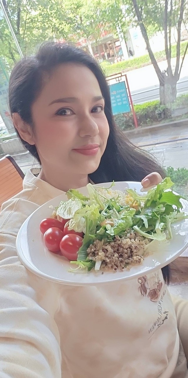 Đệ nhất mỹ nh&acirc;n Việt đ&igrave;nh đ&aacute;m một thời: "Tuổi thơ v&agrave; thanh xu&acirc;n của em đ&atilde; đủ hỷ nộ &aacute;i ố" - Ảnh 1.