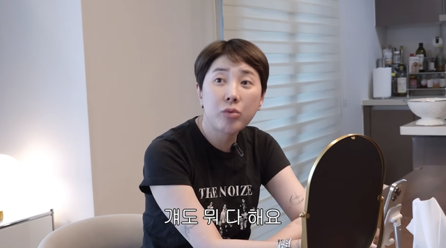 Nữ ca sĩ hết thời 1800 ng&agrave;y kh&ocirc;ng ai mời đi h&aacute;t, về n&ocirc;ng th&ocirc;n sống b&aacute;n sạch đồ hiệu c&ograve;n đ&uacute;ng 2 chiếc t&uacute;i- Ảnh 2.