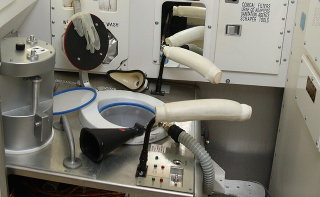 C&aacute;c phi h&agrave;nh gia đi vệ sinh như thế n&agrave;o tr&ecirc;n t&agrave;u vũ trụ? Kh&ocirc;ng giống như bạn nghĩ- Ảnh 2.