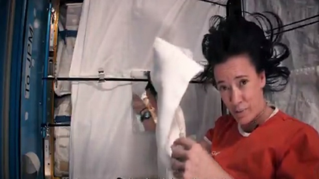 C&aacute;c phi h&agrave;nh gia đi vệ sinh như thế n&agrave;o tr&ecirc;n t&agrave;u vũ trụ? Kh&ocirc;ng giống như bạn nghĩ- Ảnh 4.