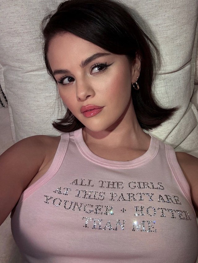 Mặc &aacute;o c&oacute; d&ograve;ng chữ lạ, Selena Gomez bị gắn m&aacute;c "pick me girl"- Ảnh 3.