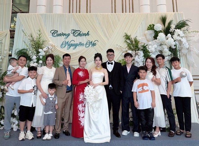 Cầu thủ Văn To&agrave;n lịch l&atilde;m với vest cổ điển xen hiện đại trong tiệc cưới em g&aacute;i- Ảnh 3.