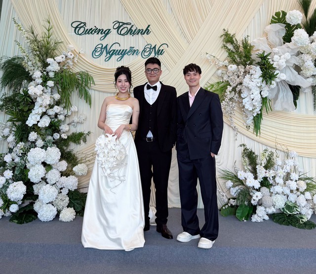 Cầu thủ Văn To&agrave;n lịch l&atilde;m với vest cổ điển xen hiện đại trong tiệc cưới em g&aacute;i- Ảnh 2.