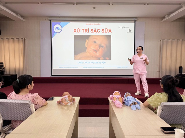 Cấp cứu sặc sữa &ndash; kỹ năng &ldquo;v&agrave;ng&rdquo; cho ba mẹ tại lớp học tiền sản Bệnh viện Phụ sản M&ecirc;K&ocirc;ng - Ảnh 1.