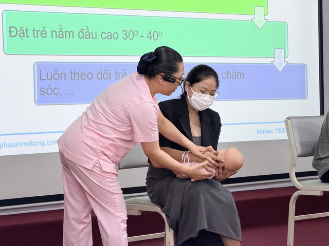 Cấp cứu sặc sữa &ndash; kỹ năng &ldquo;v&agrave;ng&rdquo; cho ba mẹ tại lớp học tiền sản Bệnh viện Phụ sản M&ecirc;K&ocirc;ng - Ảnh 2.