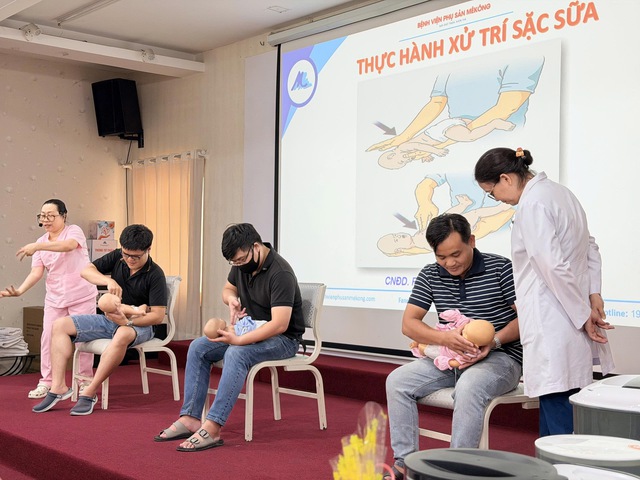 Cấp cứu sặc sữa &ndash; kỹ năng &ldquo;v&agrave;ng&rdquo; cho ba mẹ tại lớp học tiền sản Bệnh viện Phụ sản M&ecirc;K&ocirc;ng - Ảnh 4.