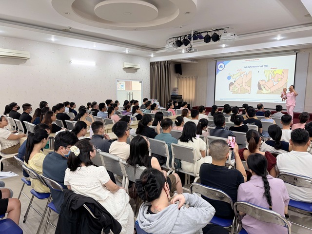 Cấp cứu sặc sữa &ndash; kỹ năng &ldquo;v&agrave;ng&rdquo; cho ba mẹ tại lớp học tiền sản Bệnh viện Phụ sản M&ecirc;K&ocirc;ng - Ảnh 5.