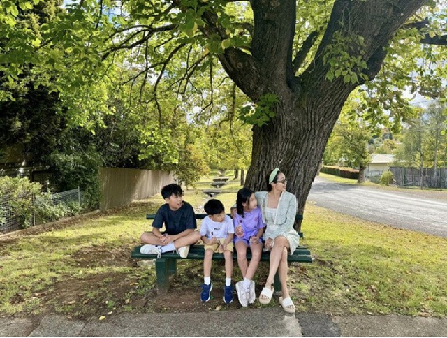 Nữ NSƯT đi nước ngo&agrave;i sống: "T&ocirc;i đứng rửa ch&eacute;n m&agrave; nước mắt chảy kh&ocirc;ng ngừng" - Ảnh 1.