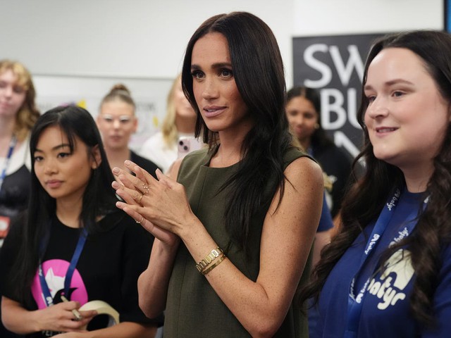 Lặng lẽ th&aacute;o nhẫn đ&iacute;nh h&ocirc;n, Meghan Markle vẫn ngầm "đ&aacute;nh dấu chủ quyền" với Vương tử Harry theo c&aacute;ch đầy tinh tế n&agrave;y - Ảnh 1.