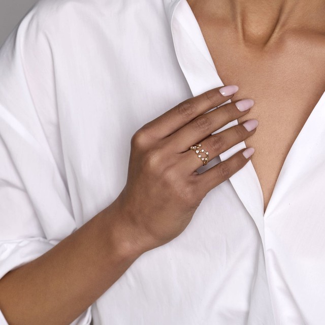 Lặng lẽ th&aacute;o nhẫn đ&iacute;nh h&ocirc;n, Meghan Markle vẫn ngầm "đ&aacute;nh dấu chủ quyền" với Vương tử Harry theo c&aacute;ch đầy tinh tế n&agrave;y - Ảnh 3.