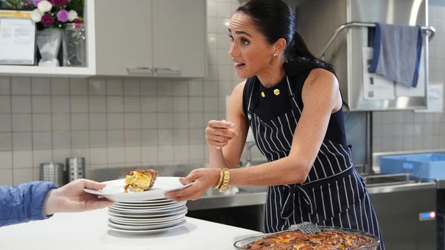Tiết lộ bất ngờ từ hậu trường MasterChef: Meghan Markle thực sự l&agrave; người thế n&agrave;o khi tắt m&aacute;y quay? - Ảnh 1.