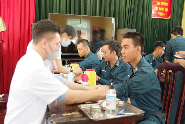 C&aacute;n bộ, đo&agrave;n vi&ecirc;n, thanh ni&ecirc;n Sư đo&agrave;n 372 xung k&iacute;ch tham gia hiến m&aacute;u t&igrave;nh nguyện năm 2026 - Ảnh 2.