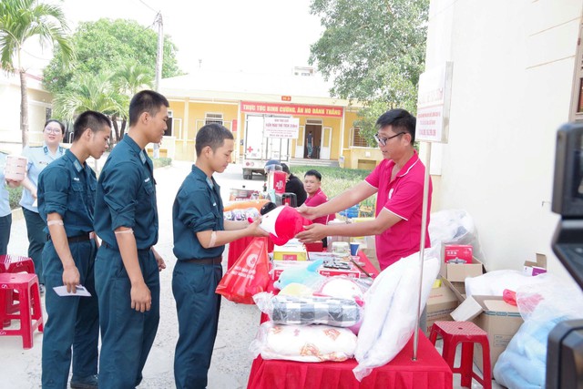 C&aacute;n bộ, đo&agrave;n vi&ecirc;n, thanh ni&ecirc;n Sư đo&agrave;n 372 xung k&iacute;ch tham gia hiến m&aacute;u t&igrave;nh nguyện năm 2026 - Ảnh 4.