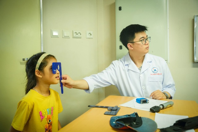 H&agrave;nh tr&igrave;nh &ldquo;chiến sĩ &aacute;o trắng&rdquo; giữa tr&ugrave;ng khơi: khi y đức h&ograve;a quyện c&ugrave;ng t&igrave;nh y&ecirc;u biển đảo - Ảnh 6.