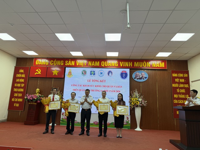 H&agrave;nh tr&igrave;nh &ldquo;chiến sĩ &aacute;o trắng&rdquo; giữa tr&ugrave;ng khơi: khi y đức h&ograve;a quyện c&ugrave;ng t&igrave;nh y&ecirc;u biển đảo - Ảnh 3.