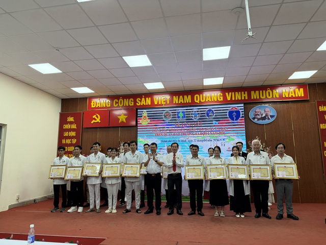 H&agrave;nh tr&igrave;nh &ldquo;chiến sĩ &aacute;o trắng&rdquo; giữa tr&ugrave;ng khơi: khi y đức h&ograve;a quyện c&ugrave;ng t&igrave;nh y&ecirc;u biển đảo - Ảnh 5.