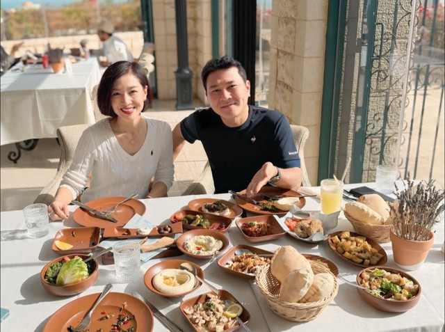 Nhan sắc hoa kh&ocirc;i Việt cưới đại gia "ngh&egrave;o nhất trong số những người theo đuổi" - Ảnh 3.