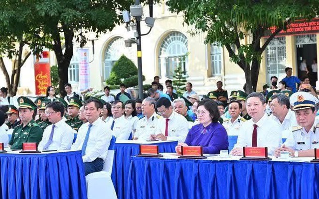 Th&agrave;nh phố Hồ Ch&iacute; Minh rực rỡ cờ hoa, khai mạc chuỗi triển l&atilde;m ảnh &ldquo;Việt Nam &ndash; một dải non s&ocirc;ng&rdquo; - Ảnh 1.