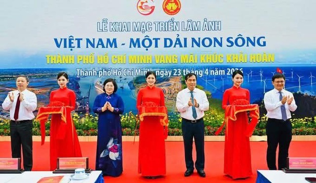 Th&agrave;nh phố Hồ Ch&iacute; Minh rực rỡ cờ hoa, khai mạc chuỗi triển l&atilde;m ảnh &ldquo;Việt Nam &ndash; một dải non s&ocirc;ng&rdquo; - Ảnh 3.