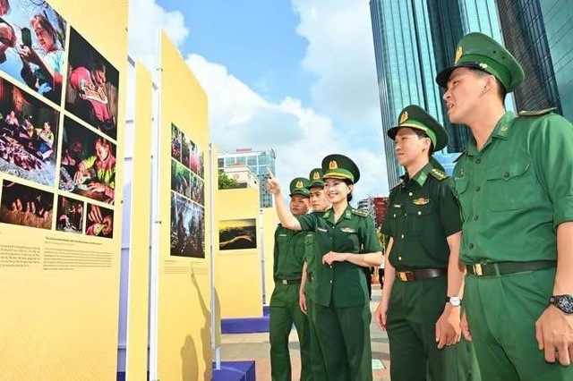 Th&agrave;nh phố Hồ Ch&iacute; Minh rực rỡ cờ hoa, khai mạc chuỗi triển l&atilde;m ảnh &ldquo;Việt Nam &ndash; một dải non s&ocirc;ng&rdquo; - Ảnh 5.