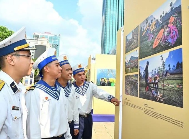 Th&agrave;nh phố Hồ Ch&iacute; Minh rực rỡ cờ hoa, khai mạc chuỗi triển l&atilde;m ảnh &ldquo;Việt Nam &ndash; một dải non s&ocirc;ng&rdquo; - Ảnh 6.