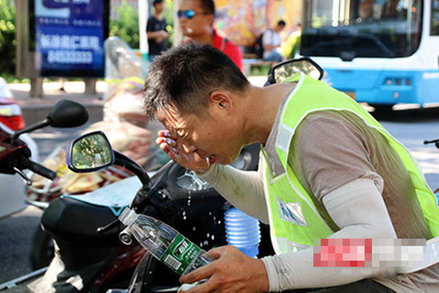 Muỗi bay v&agrave;o mắt, người đ&agrave;n &ocirc;ng su&yacute;t m&ugrave; 1 b&ecirc;n mắt: B&aacute;c sĩ cảnh b&aacute;o sai lầm nhiều người mắc phải- Ảnh 1.