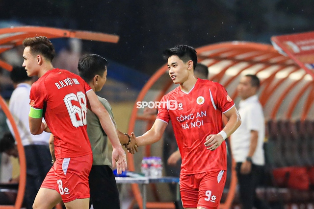 Cái ôm gây sốt của Đình Bắc và HLV Văn Sỹ Sơn sau vụ bị kỷ luật xôn xao cả V.League - Ảnh 1.