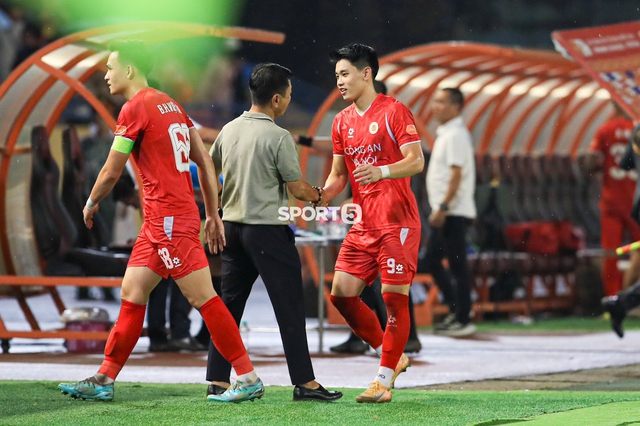 Cái ôm gây sốt của Đình Bắc và HLV Văn Sỹ Sơn sau vụ bị kỷ luật xôn xao cả V.League - Ảnh 3.